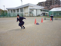 鞄を捨てて走る中学生